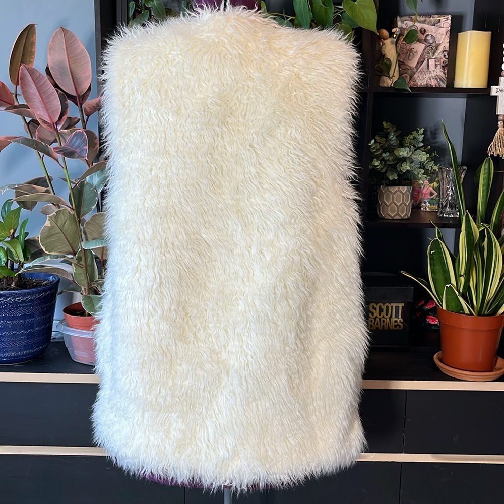 Universal Thread Women's Faux Fur Open Front Vest - Picture 4 of 7